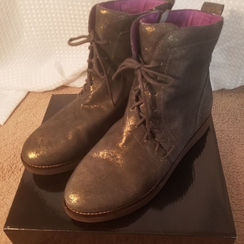 Boots - Picture 2 of 3